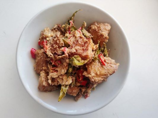 Garlic butter potatoes with sliced bird's eye chilies and curry leaves